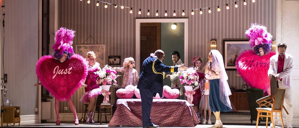 Ensembleszene aus „Die schweigsame Frau“ von Richard Strauss an der Berliner Staatsoper.