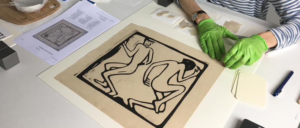 Eine Restauratorin des Kunstmuseums Bern begutachtet eine Grafik aus der Sammlung Gurlitt. Nach seinem Tod vermachte Cornelius Gurlitt sein Erbe dem Schweizer Haus. 