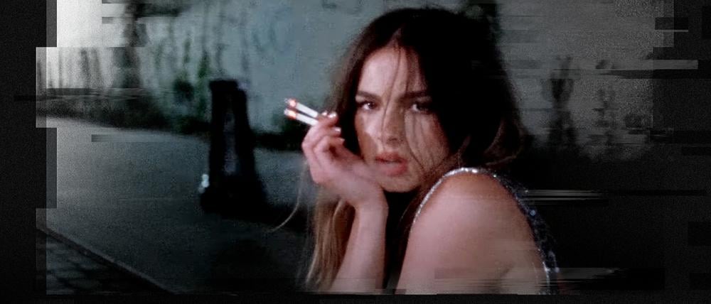 Sängerin Addison Rae raucht im Musikvideo zu „Aquamarine“ sogar stereo.