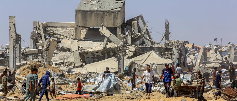 Zerstörtes Land. Palästinser inspizieren einen von der israelischen Arnee zerstörten Friedhof und angrenzende Zelte in Khan Yunis/Gaza (11. Juli 2025).