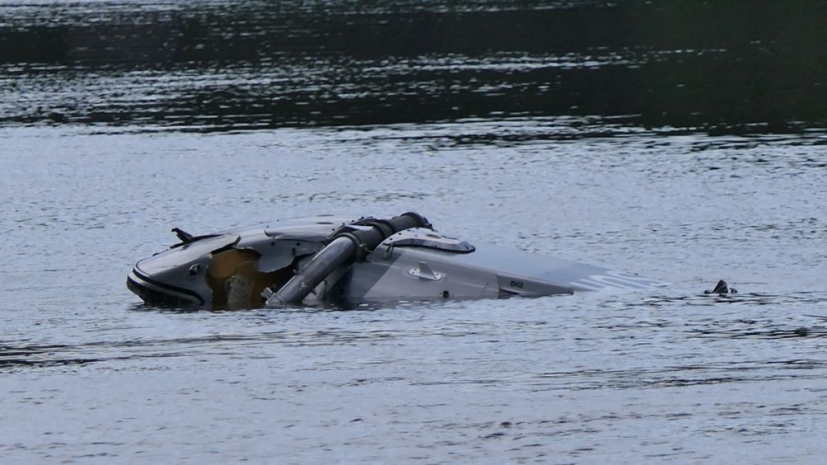 Ein Helikopter ist in der Nähe von Grimma in Sachsen in einen Fluss gestürzt. (Foto)