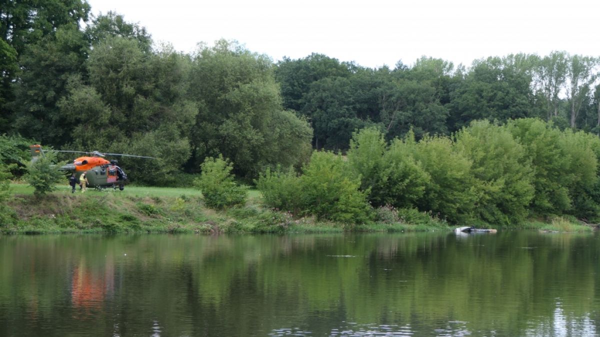 Ein Hubschrauber treibt in der Nähe von Grimma in Sachsen in einem Fluss. (Foto)