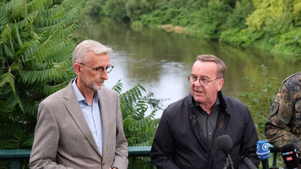 Boris Pistorius (r, SPD) Bundesverteidigungsminister, und Armin Schuster (CDU), Sachsens Innenminister, geben in der Nähe des Unglücksortes eines Hubschrauberabsturzes ein Statement ab. (Foto)