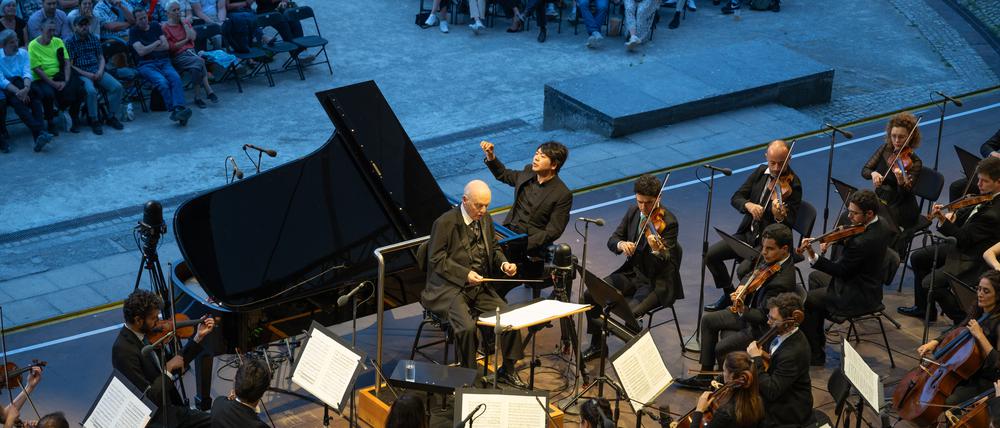 Eingespieltes Team. Dirigent Daniel Barenboim und Pianists Lang Lang am Sonntag in der Berliner Waldbühne.