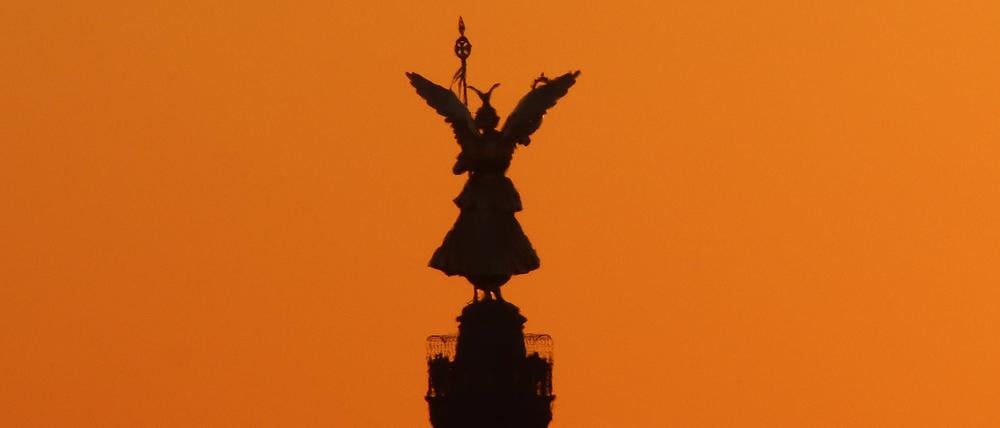 Die Spitze der Siegessäule in Berlin im Sonnenuntergang. 