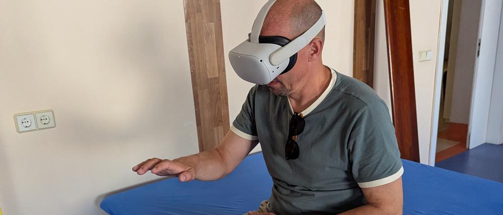 Ein ukrainischer Soldat, dessen Handverwundung mittels Virtual Reality-Brille therapiert wird.