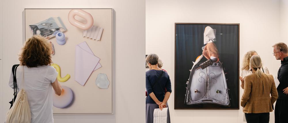 Die Berliner Galerie FeldbuschWiesnerRudolph bietet auf der Messe Bilder von Marlen Letetzki (l.) and Thorsten Brinkmann an. 