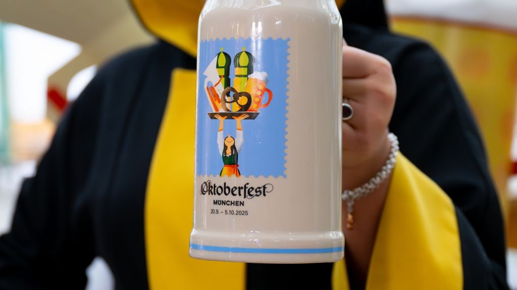 Ein Prosit der Gemütlichkeit: Franziska Inselkammer, als Münchner Kindl, präsentiert auf dem Oktoberfestgelände den offiziellen Wiesn-Maßkrug 2025. (Foto)