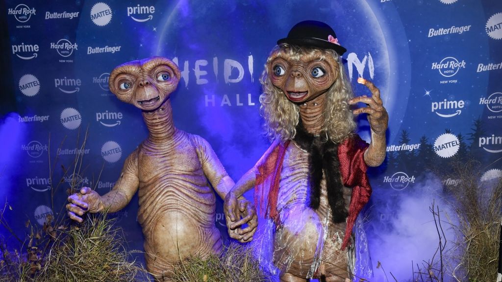 Erinnerten 2024 an den Kult-Film E.T.: Ehemann Tom Kaulitz (l.) und Heidi Klum als Außerirdische. (Foto)