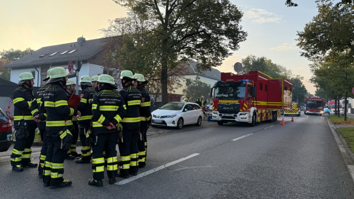 Bei dem Großeinsatz in einem brennenden Haus in München sind Sprengfallen gefunden worden. Zur Entschärfung wurden Spezialkräfte hinzugezogen, wie die Polizei mitteilte. (Foto)