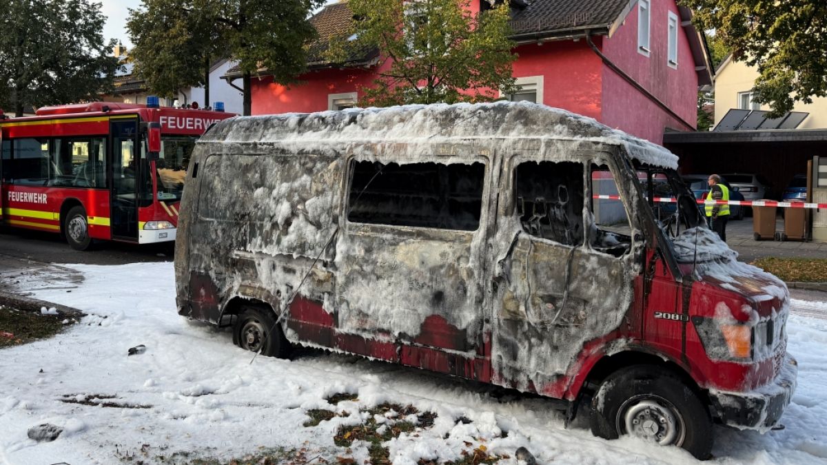 Ein Brand in einem Münchner Einfamilienhaus hat einen Großeinsatz von Polizei und Feuerwehr ausgelöst. Es kam deswegen zu größeren Verkehrsbehinderungen, eine Gefahr für die Bevölkerung bestehe nicht, sagte ein Polizeisprecher. (Foto)