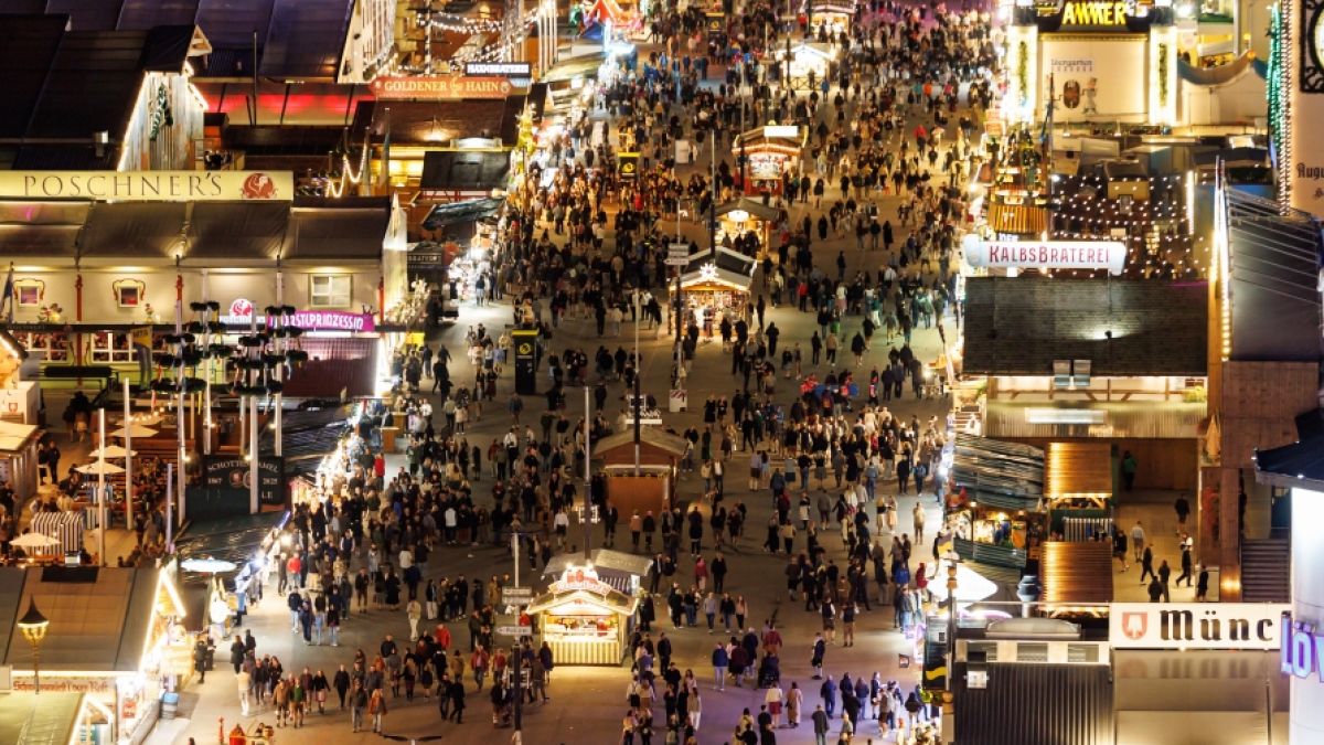 Am 1. Oktober 2025 war das Oktoberfestgelände spürbar weniger frequentiert, nachdem eine Bombendrohung dafür gesorgt hatte, dass die Wiesn ihre Pforten erst um 17.30 Uhr öffnen konnte. (Foto)