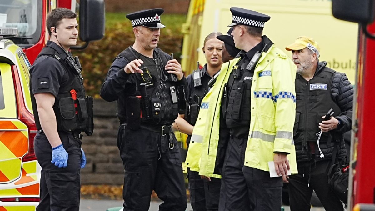 Einsatzkräfte der Polizei sind nach einem Angriff an der Synagoge der Heaton Park Hebrew Congregation in Crumpsall vor Ort. (Foto)