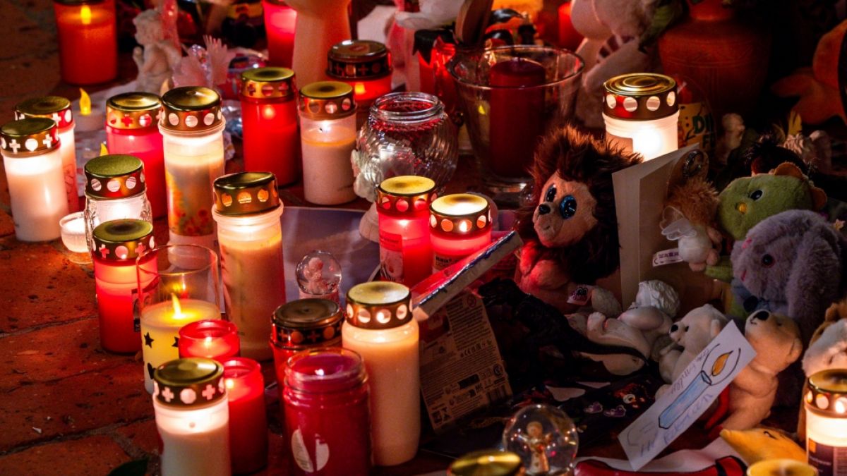 Kerzen, Plüschtiere und kleine Zettel stehen vor dem Beginn des Trauergottesdienstes zum Abschied des achtjährigen Fabian am Eingang zur Marienkirche in Güstrow. (Foto)