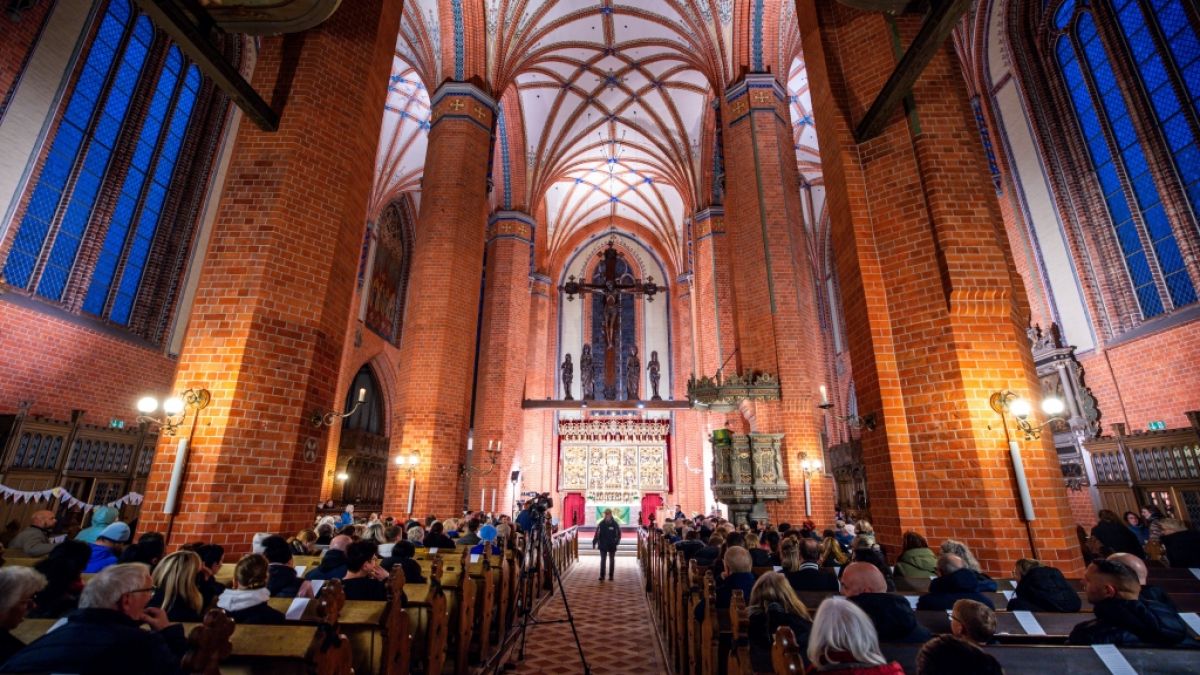 Besucher des Trauergottesdienstes zum Abschied des achtjährigen Fabian in der Marienkirche. Die Leiche des Kindes war am 14.10.2025, vier Tage nach seinem Verschwinden, in einem Wald nahe Güstrow gefunden worden. (Foto)