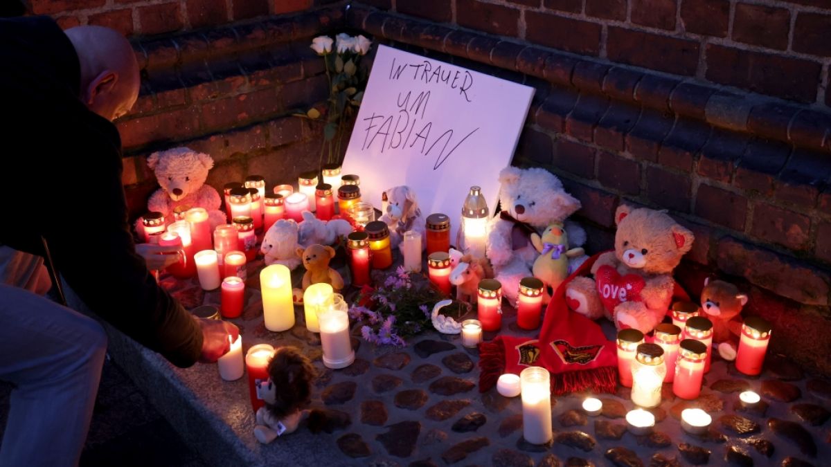 Güstrow nimmt Abschied von Fabian: Vor Beginn eines Trauergottesdienstes stellen Teilnehmer Kerzen und Andenken vor die Marienkirche, nachdem eine Kinderleiche in einem Wald nahe Güstrow gefunden wurde. (Foto)