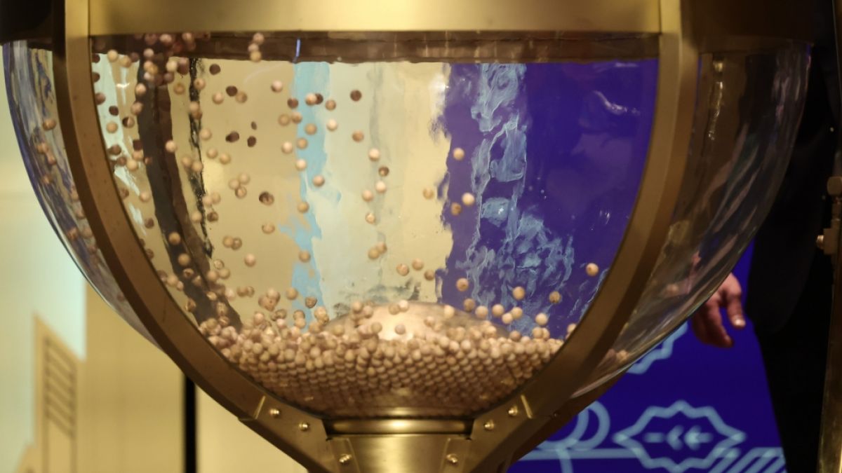 In einer Lostrommel werden die Holzkugeln mit den "El Gordo"-Losnummern sorgfältig gemischt. (Foto)