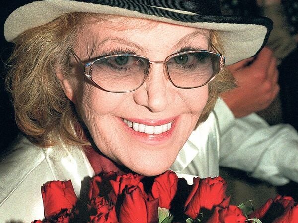 Rote Rosen für Hildegard Knef im Berliner Wintergarten zur Premierenfeier ihres Films «Für mich soll's rote Rosen regnen» (Archivbild vom 04.10.1995). An die Schauspielerin und Sängerin erinnert die 400. «Berliner Gedenktafel». Die Porzellantafel wird am 15. August an Knefs ehemaligem Wohnhaus in der Leberstraße 33 im Stadtteil Schöneberg enthüllt. Foto: Hubert Link dpa/lbn +++(c) dpa - Bildfunk+++