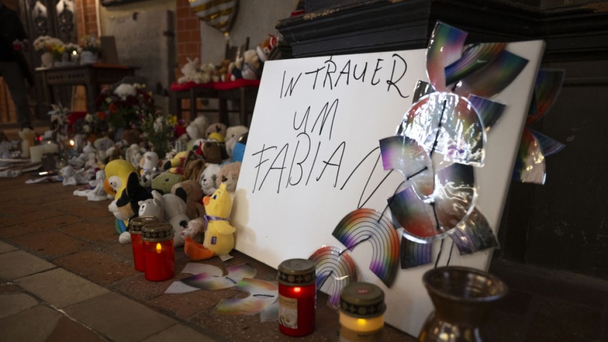 Kerzen und zahlreiche Plüschtiere stehen zum Gedenken an den achtjährigen Fabian in der Marienkirche in Güstrow. (Foto)