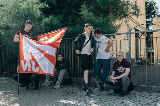 Achtung: Die Bilder müssen bis 20.1. vertraulich behandelt werden und dürfen nicht vorher veröffentlicht werden!
Die Gewinner-Werke des Wettbewerbs "Rückblende" des Tagesspiegels.
Die beste Serie (6 Bilder): Rafael Heygster: Die Serie zeigt, wie sich rechte Bewegungen in Deutschland inszenieren und erstarken – zwischen Propaganda, Personenkult und politischer Ästhetik, Halle, 25. Januar 2025.