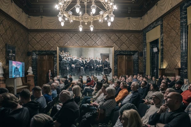 Achtung: Die Bilder müssen bis 20.1. vertraulich behandelt werden und dürfen nicht vorher veröffentlicht werden!
Die Gewinner-Werke des Wettbewerbs "Rückblende" des Tagesspiegels.
Die beste Serie (6 Bilder): Rafael Heygster: Die Serie zeigt, wie sich rechte Bewegungen in Deutschland inszenieren und erstarken – zwischen Propaganda, Personenkult und politischer Ästhetik, Halle, 25. Januar 2025.