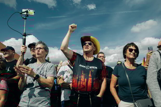 Achtung: Die Bilder müssen bis 20.1. vertraulich behandelt werden und dürfen nicht vorher veröffentlicht werden!
Die Gewinner-Werke des Wettbewerbs "Rückblende" des Tagesspiegels.
Die beste Serie (6 Bilder): Rafael Heygster: Die Serie zeigt, wie sich rechte Bewegungen in Deutschland inszenieren und erstarken – zwischen Propaganda, Personenkult und politischer Ästhetik, Halle, 25. Januar 2025.