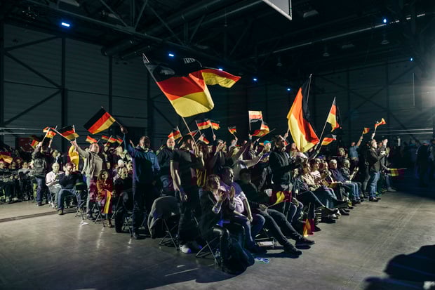 Achtung: Die Bilder müssen bis 20.1. vertraulich behandelt werden und dürfen nicht vorher veröffentlicht werden!
Die Gewinner-Werke des Wettbewerbs "Rückblende" des Tagesspiegels.
Die beste Serie (6 Bilder): Rafael Heygster: Die Serie zeigt, wie sich rechte Bewegungen in Deutschland inszenieren und erstarken – zwischen Propaganda, Personenkult und politischer Ästhetik, Halle, 25. Januar 2025.