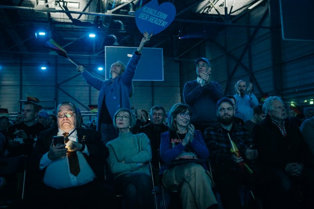 Achtung: Die Bilder müssen bis 20.1. vertraulich behandelt werden und dürfen nicht vorher veröffentlicht werden!
Die Gewinner-Werke des Wettbewerbs "Rückblende" des Tagesspiegels.
Die beste Serie (6 Bilder): Rafael Heygster: Die Serie zeigt, wie sich rechte Bewegungen in Deutschland inszenieren und erstarken – zwischen Propaganda, Personenkult und politischer Ästhetik, Halle, 25. Januar 2025.