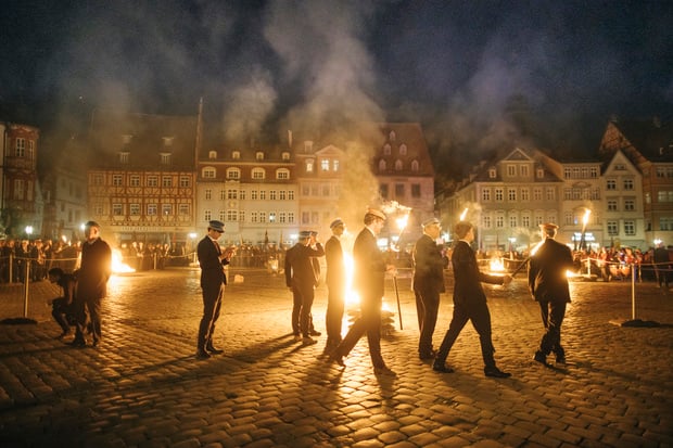 Achtung: Die Bilder müssen bis 20.1. vertraulich behandelt werden und dürfen nicht vorher veröffentlicht werden!
Die Gewinner-Werke des Wettbewerbs "Rückblende" des Tagesspiegels.
Die beste Serie (6 Bilder): Rafael Heygster: Die Serie zeigt, wie sich rechte Bewegungen in Deutschland inszenieren und erstarken – zwischen Propaganda, Personenkult und politischer Ästhetik, Halle, 25. Januar 2025.