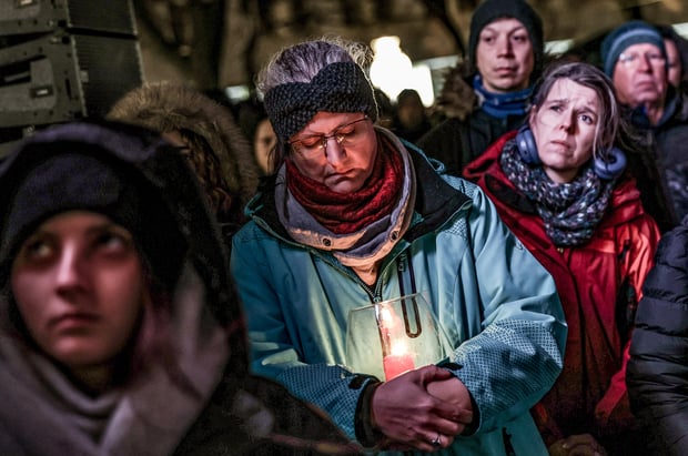 Achtung: Die Bilder müssen bis 20.1. vertraulich behandelt werden und dürfen nicht vorher veröffentlicht werden!
Die Gewinner-Werke des Wettbewerbs "Rückblende" des Tagesspiegels.
Das Scharfe Sehen: Filip Singer: Menschen versammeln sich vor dem Magdeburger Dom während eines ökumenischen Gedenkgottesdienstes nach dem Autoangriff auf den Weihnachtsmarkt. (Magdeburg, 21. Dezember 2025)
