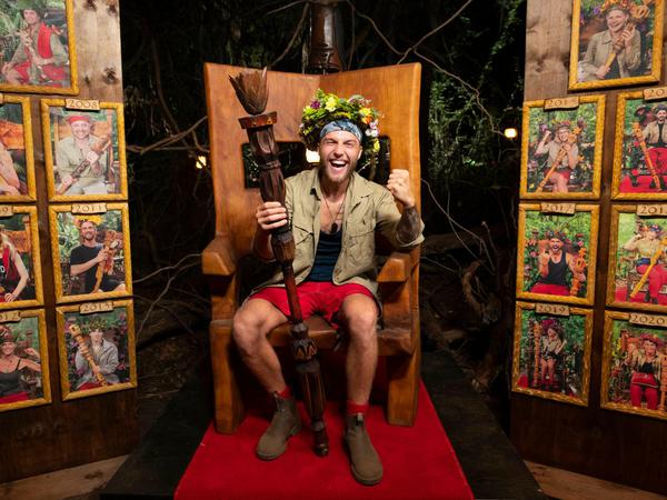 Der neue "Dschungelkönig" Filip Pavlovic auf seinem&nbsp;Thron. Pavlovic hat das Finale des RTL-Dschungelcamp 2022 gewonnen. 
