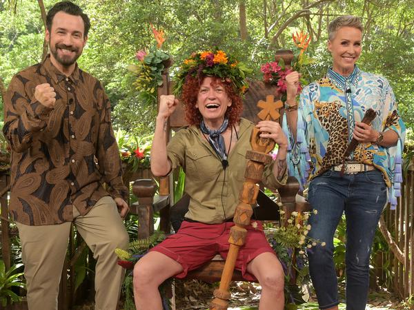 HANDOUT - 05.02.2024, Australien, ---: Sängerin Lucy Diakovska (M) von der Pop-Band No Angels nach ihrem Sieg beim RTL-Dschungelcamp. Die 47-Jährige erhielt in der Nacht zum Montag die meisten Zuschauerstimmen im Finale der Show «Ich bin ein Star - Holt mich hier raus!», wie der Sender verkündete. (zu dpa «Sängerin Lucy Diakovska gewinnt das RTL-Dschungelcamp») Foto: S.Thoyah/ - ACHTUNG: Nur zur redaktionellen Verwendung im Zusammenhang mit der aktuellen Berichterstattung und nur mit vollständiger Nennung des vorstehenden Credits Die Verwendung des sendungsbezogenen Materials ist nur mit dem Hinweis auf RTL+ gestattet +++ dpa-Bildfunk +++