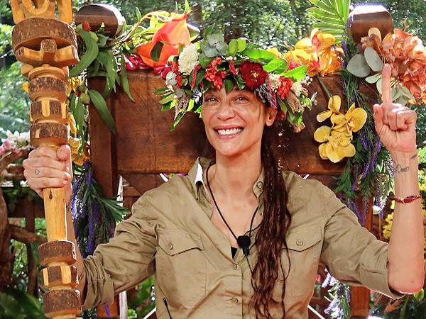 HANDOUT - 09.02.2025, Australien, Brisbane: Lilly Becker sitzt am Ende der RTL-Realityshow «Ich bin ein Star - Holt mich hier raus!» auf dem Dschungelthron. Model Lilly Becker (48) hat das RTL-Dschungelcamp gewonnen und ist die Dschungelkönigin 2025. Die Sendung wird bei RTL ausgestrahlt und kann auf RTL+ gestreamt werden. Foto: -/RTL/dpa - ACHTUNG: Nur zur redaktionellen Verwendung im Zusammenhang mit einer Berichterstattung über das Dschungelcamp 2025 und nur mit vollständiger Nennung des vorstehenden Credits +++ dpa-Bildfunk +++