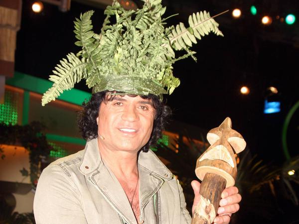 Dschungelkönig Costa Cordalis (GRE/Sänger) präsentiert stolz seine Insignien anlässlich eines Pressetermins zur RTL-Fernsehshow ICH BIN EIN STAR...! DAS GROSSE WIEDERSEHEN