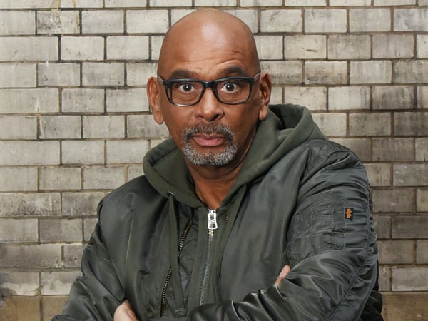 Der Schauspieler Pierre Sanoussi-Bliss, aufgenommen am 26. Januar 2023 in Berlin-Kreuzberg. 