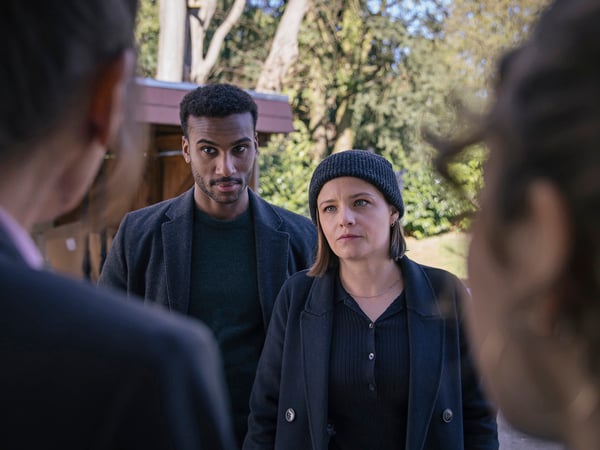 ARD Degeto Film und Radio Bremen: TATORT: WENN MAN NUR EINEN RETTEN KÖNNTE, am Sonntag (25.01.26) um 20:15 Uhr im ERSTEN. Liv Moormann und Patrice Schipper (Mitte, Jasna Fritzi Bauer und Tijan Njie) überbringen Gabriele Höpken (links, Catrin Striebeck) und ihrer Tochter Betty (rechts, Mathilda Smidt) eine traurige Nachricht. © Radio Bremen/Magdalena Stengel, honorarfrei - Verwendung gemäß der AGB im engen inhaltlichen, redaktionellen Zusammenhang mit genannter ARD Degeto Film- und Radio Bremen-Sendung bei Nennung "Bild: Radio Bremen/Magdalena Stengel" (S2+). Radio Bremen, Kommunikation/Presse, 28100 Bremen, Tel: 0421/246-41050, presseinfo@radiobremen.de, www.radiobremen.de