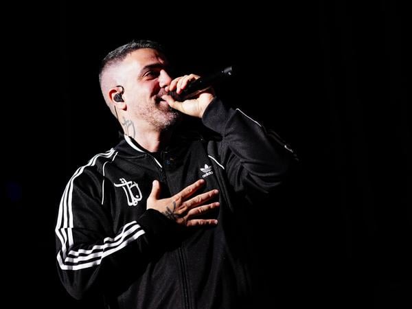 ARCHIV - 17.04.2024, Österreich, Wien: Der Musiker Bushido steht im Rahmen eines Konzerts auf der Bühne. (zu dpa: «Roy Bianco & Die Abbrunzati Boys an der Spitze der Charts») Foto: Eva Manhart/APA/dpa +++ dpa-Bildfunk +++