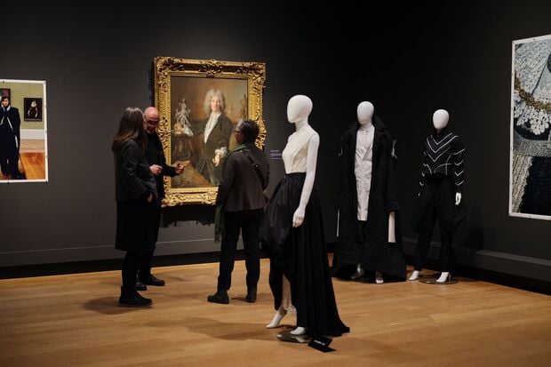 Gallery Looks. Modeinszenierungen in der Gemäldegalerie. Kulturforum, bis 31. Mai;
Foto: Staatliche Museen zu Berlin, Gemäldegalerie / Katrin Hammer