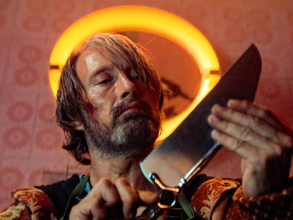 Mads Mikkelsen USA. Mads Mikkelsen in a scene from CRoadside Attractions new film: Dust Bunny 2026. PLOT: An eight-year-old girl asks her scheming neighbor for help in killing the monster under her bed that she thinks ate her family. LMK110-J11484-181225 Supplied by LMKMEDIA. Editorial Only. Landmark Media is not the copyright owner of these Film or TV stills but provides a service only for recognised Media outlets. PUBLICATIONxNOTxINxUKxUSAxCAN CreditIMAGO /&nbsp;Landmark Media
Aufnahmedatum
18.12.2025Medien-ID0843907608
Mediengröße3.887x2.176&nbsp;PixelMads Mikkelsen USA. Mads Mikkelsen in a scene from (C)Roadside Attractions new film: Dust Bunny (2026). PLOT: An eight-year-old girl asks her scheming neighbor for help in killing the monster under her bed that she thinks ate her family. LMK110-J11484-181225 Supplied by LMKMEDIA. Editorial Only. Landmark Media is not the copyright owner of these Film or TV stills but provides a service only for recognised Media outlets. 