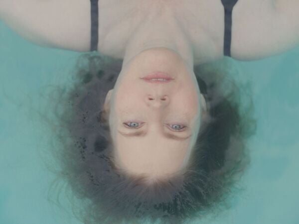 HANDOUT - 20.01.2026, ---: Die Schauspielerin Amy Adams in dem Film "At the Sea" des Regsisseurs Kornél Mundruczó. (undatierte Aufnahme) Der Film wird bei der 76. Ausgabe der Berlinale im Wettbewerb laufen. Foto: -/2026 ATS Production LLC/Berlinale/dpa - ACHTUNG: Nur zur redaktionellen Verwendung im Zusammenhang mit einer Berichterstattung über die Berlinale 2026 nur bis zum 30.04.2026 und mit vollständiger Nennung des vorstehenden Credits +++ dpa-Bildfunk +++