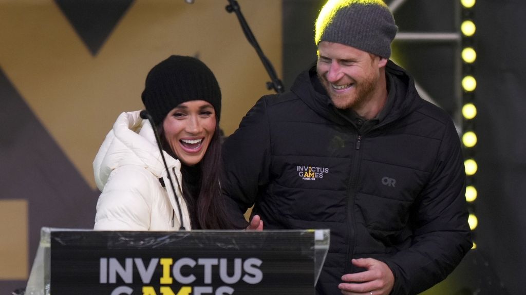 Sie verfolgt Prinz Harry wie ein Schatten: Selbst bei der Willkommensfeier will Meghan Markle ihren Mann nicht unbegleitet auf die Bühne lassen. (Foto)