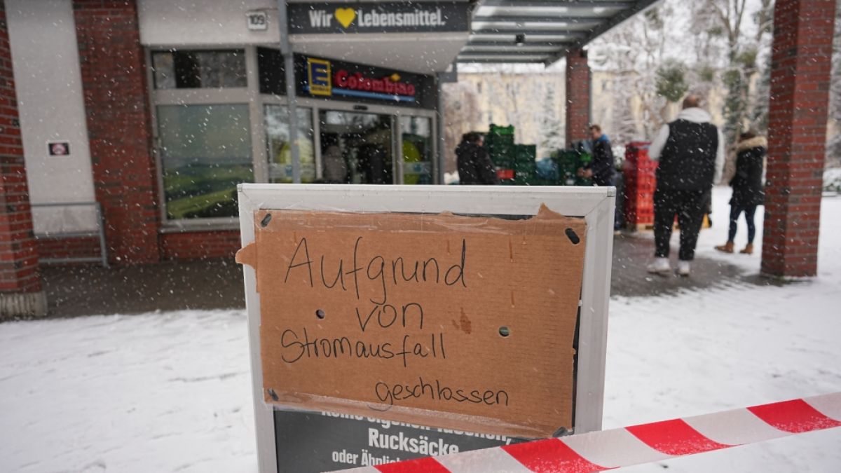 "Aufgrund von Stromausfall geschlossen" steht auf einem Schild vor einem Supermarkt - im Südwesten Berlins ist für 45.400 Haushalte und 2.200 Gewerbebetriebe der Strom ausgefallen. (Foto)