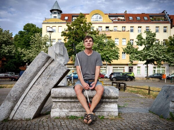 Vadym Sholukh
Queere Menschen aus der Ukraine, die Journalist und Fotograf J. Lester Feder proträtiert hat.
Wir dürfen die Bilder nur für ein Scrollytelling benutzen (Tilmann Warnecke)
Foto: J. Lester Feder