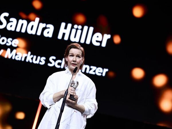 21.02.2026, Berlin: Sandra Hüller erhält den Silbernen Bären für die beste schauspielerische Leistung in einer Hauptrolle im Film "Rose" während der Preisverleihung bei der Abschlussgala im Berlinale Palast auf der Bühne. Die 76. Internationalen Filmfestspiele Berlin finden vom 12. bis 22. Februar 2026 statt. Foto: Christoph Soeder/dpa +++ dpa-Bildfunk +++