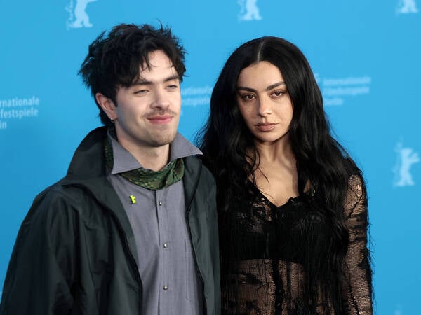Regisseur Aidan Zamiri und Charli XCX beim -The Moment- Photocall im Rahmen der 76. Internationale Filmfestspiele Berlinale am 14.02.2026 in Berlin The Moment Photo Call in Berlin mit Charli XCX *** Director Aidan Zamiri and Charli XCX at The Moment Photo Call as part of the 76th Berlinale International Film Festival on 14 02 2026 in Berlin The Moment Photo Call in Berlin with Charli XCX