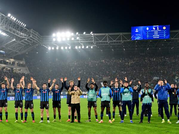 Atalanta's players celebrate after winning the UEFA Champions League knockout round play-off second leg football match between Atalanta and Borussia Dortmund at the Stadio di Bergamo in Bergamo, on February 25, 2026. (Photo by PIERO CRUCIATTI / AFP)