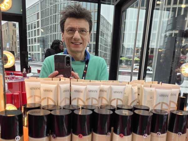 Berlinale-Autor Robert Ide in der Schminkbox am Potsdamer Platz