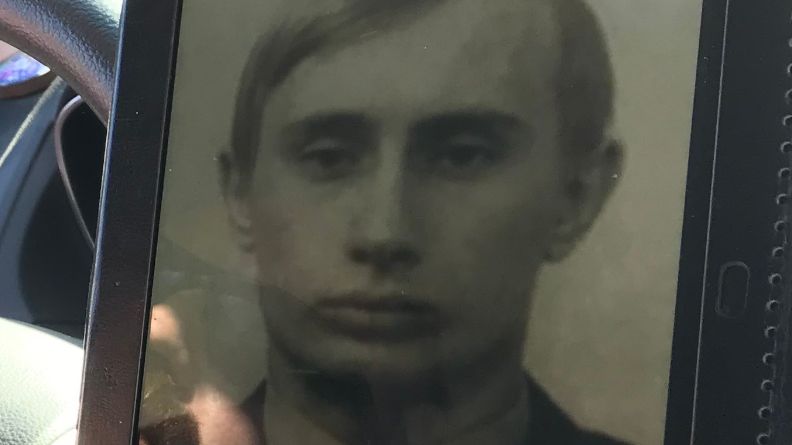 Wladimir Putin wurde am 7. Oktober 1952 in Leningrad (heute Sankt Petersburg) geboren. Er wuchs in einfachen Verhältnissen auf, seine Eltern überlebten den Zweiten Weltkrieg. (Foto)