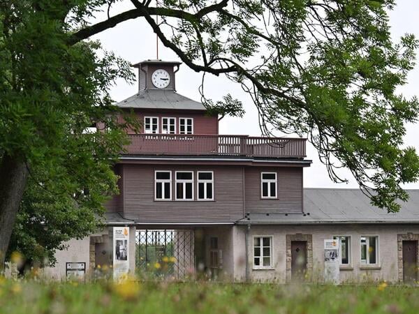 ARCHIV - 30.07.2025, Thüringen, Weimar: Der Eingang zur KZ-Gedenkstätte Buchenwald mit dem historischen Lagertor. (zu dpa: «Zwei Buchenwald-Verbände gegen Weimer-Auftritt bei Gedenken») Foto: Martin Schutt/dpa +++ dpa-Bildfunk +++