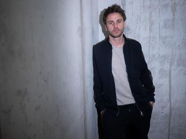 ARCHIV - 05.02.2026, Berlin: Clueso, Musiker, steht im Büro von Sony Music. (zu dpa: «Einfach Clueso-Musik»: Auf der Suche nach was Echtem») Foto: Sebastian Gollnow/dpa +++ dpa-Bildfunk +++